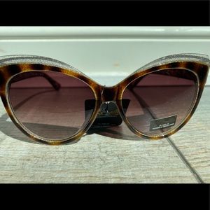 Women’s Oversized Leopard Print Cat Eye Sunglasses